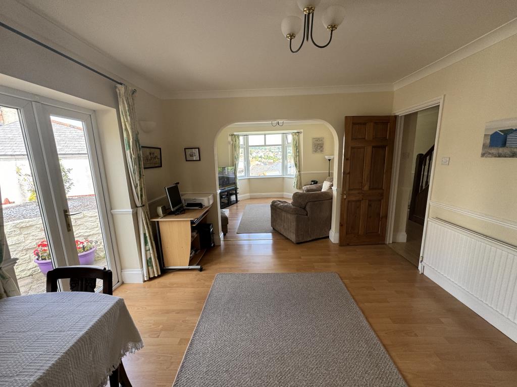 Lot: 95 - DETACHED THREE-BEDROOM HOUSE - Living room